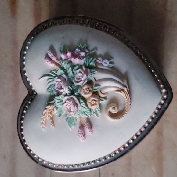 Heart Shaped Hand Painted Vintage Porcelain Trinket Box – No Marks - Picture 2 of 4